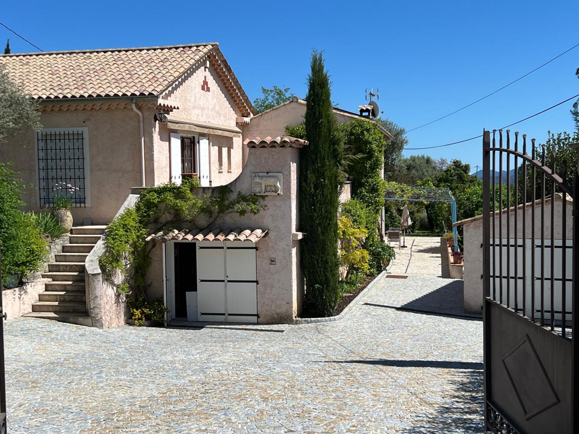 Bed and Breakfast Le Nid Des Arts Tourrettes Esterno foto